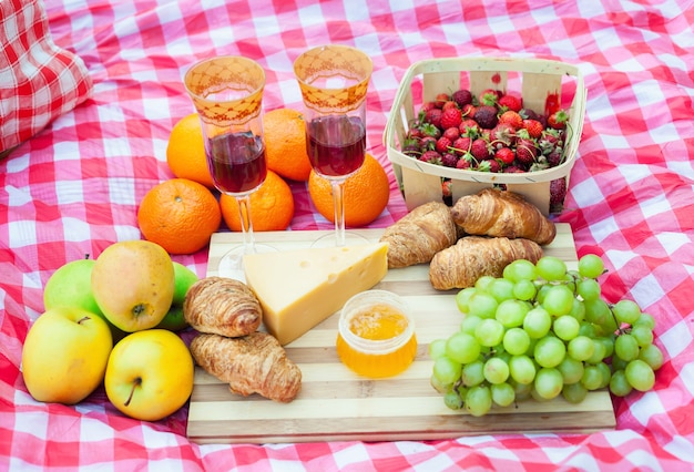 Kosz piknikowy koszyk owoce soki napoje jedzenie prowiant przekaski na piknik