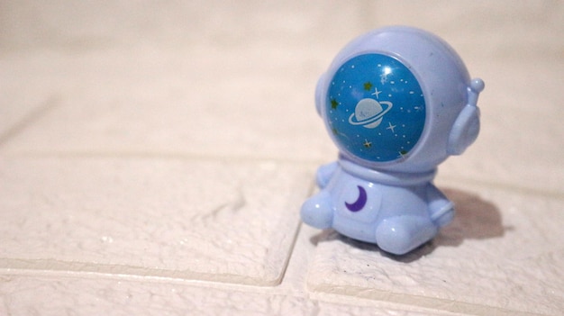 Lampka nocna dla dzieci silikonowa dotykowa miekka 8 LED USB RGB biala astronauta