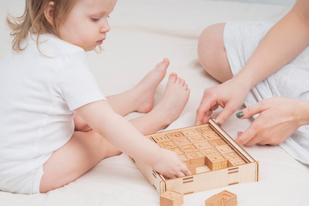 puzzle drewniane warstwowe budowa ciala montessori dziewczynka