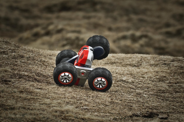 samochod zdalnie sterowany z podwojnymi kolami