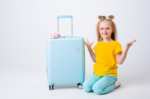 Walizka podrozna kabinowa dla dzieci na kolkach LED bagaz podreczny z imieniem niebieska