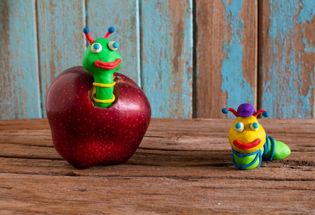 zlap robaczka gra zrecznosciowa dla dzieci drewniane jablko