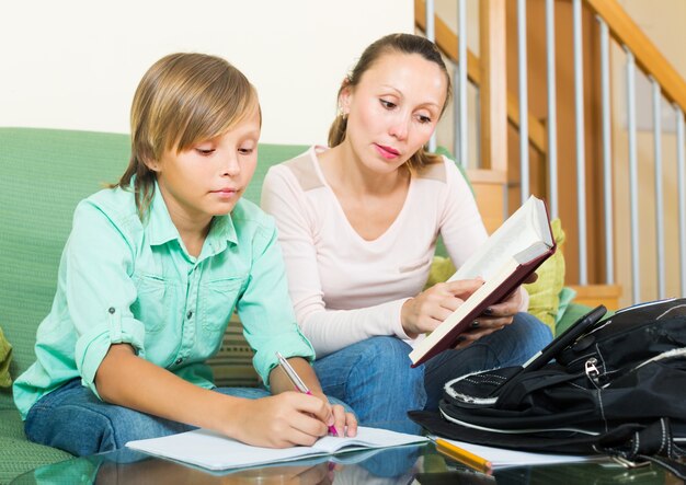 Jak pomoc dziecku w nauce czytania w domu?