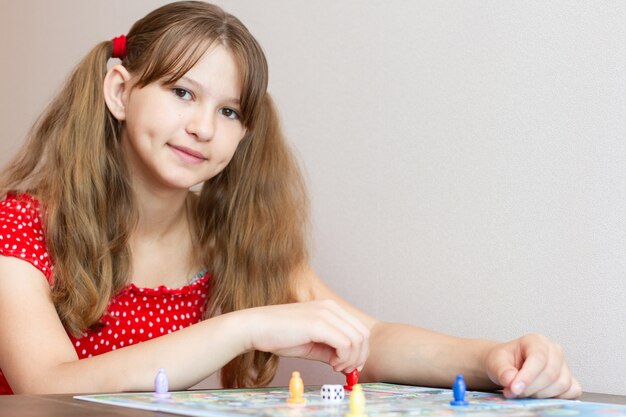 Jaka gra planszowa dla 10 latka sprawdzi się na rodzinny wieczór?