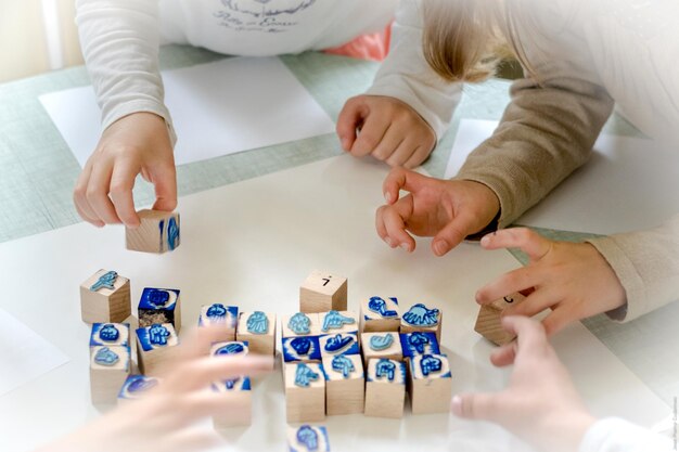 Jakie gry dla dzieci sprawdzą się podczas rodzinnych spotkań?