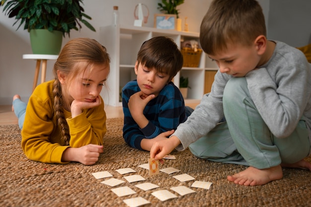 Jakie gry planszowe dla dzieci sprawdzają się podczas rodzinnych wieczorów?