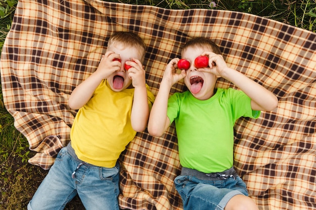 W co lubią bawić się dzieci na świeżym powietrzu?