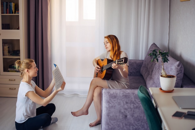 W co się bawić w domu gdy za oknem pada?