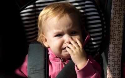 Dlaczego dziecko płacze przy usypianiu i jak sobie z tym radzić?