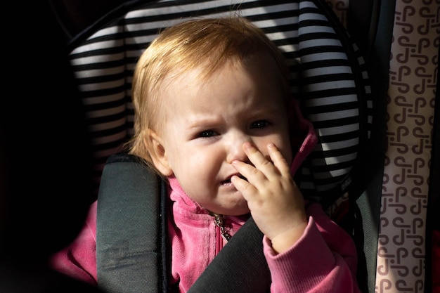 Dlaczego dziecko płacze przy usypianiu i jak sobie z tym radzić?