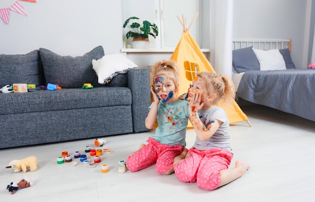 Jakie zabawy dla dzieci w domu sprawdzają się podczas niepogody?