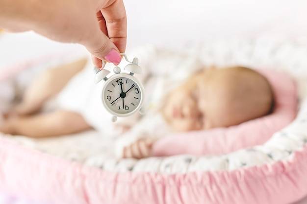 Dlaczego noworodek budzi się co chwilę?