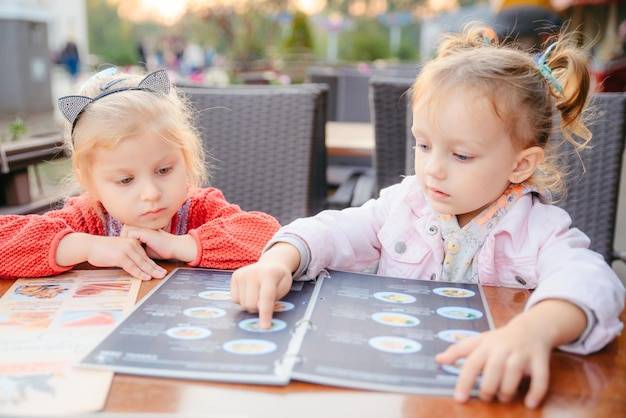 Jak wybrać gry dla dzieci które uczą i rozwijają umiejętności?