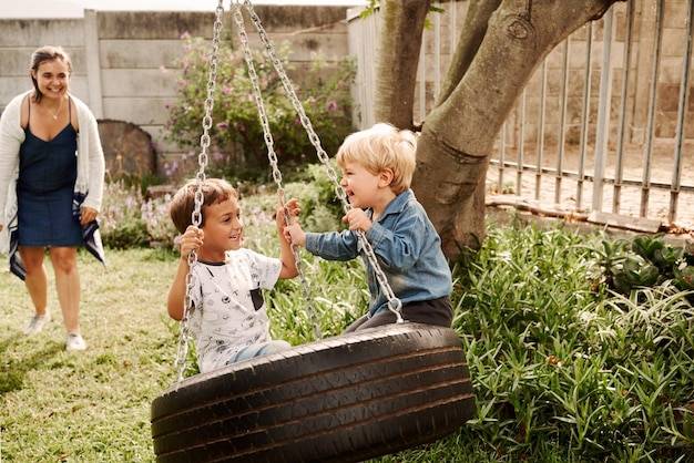 Jakie zabawy dla dzieci na dworze sprawdzą się o każdej porze roku?