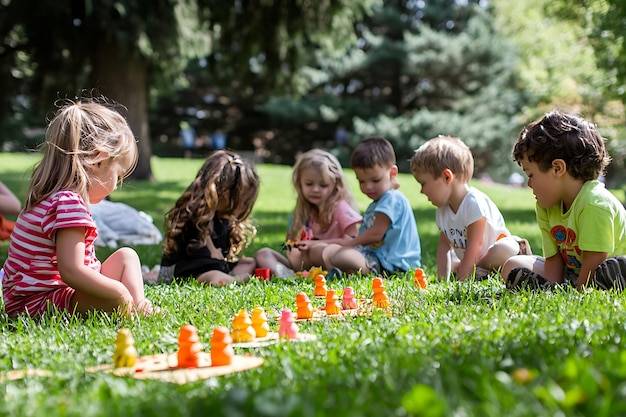 Co można robić z dziećmi w domu i na świeżym powietrzu?