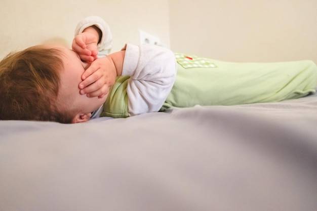 Co to jest regres snu u niemowlaka i kiedy może się pojawić?