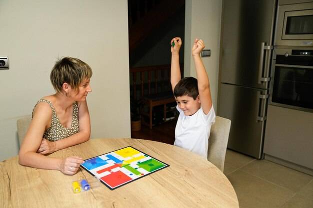 Jaka gra planszowa dla 11 latka sprawdzi się na rodzinny wieczór?