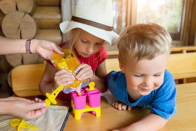 Jakie są zabawy dla dzieci, które sprawdzają się w domu i na świeżym powietrzu?