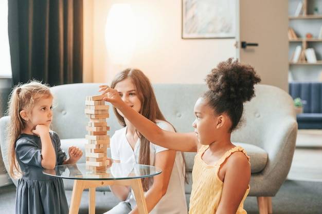 Jakie są zabawy w domu na deszczowe popołudnie?