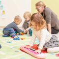 Jak prowadzić zajęcia w żłobku i budować relację z maluchami?