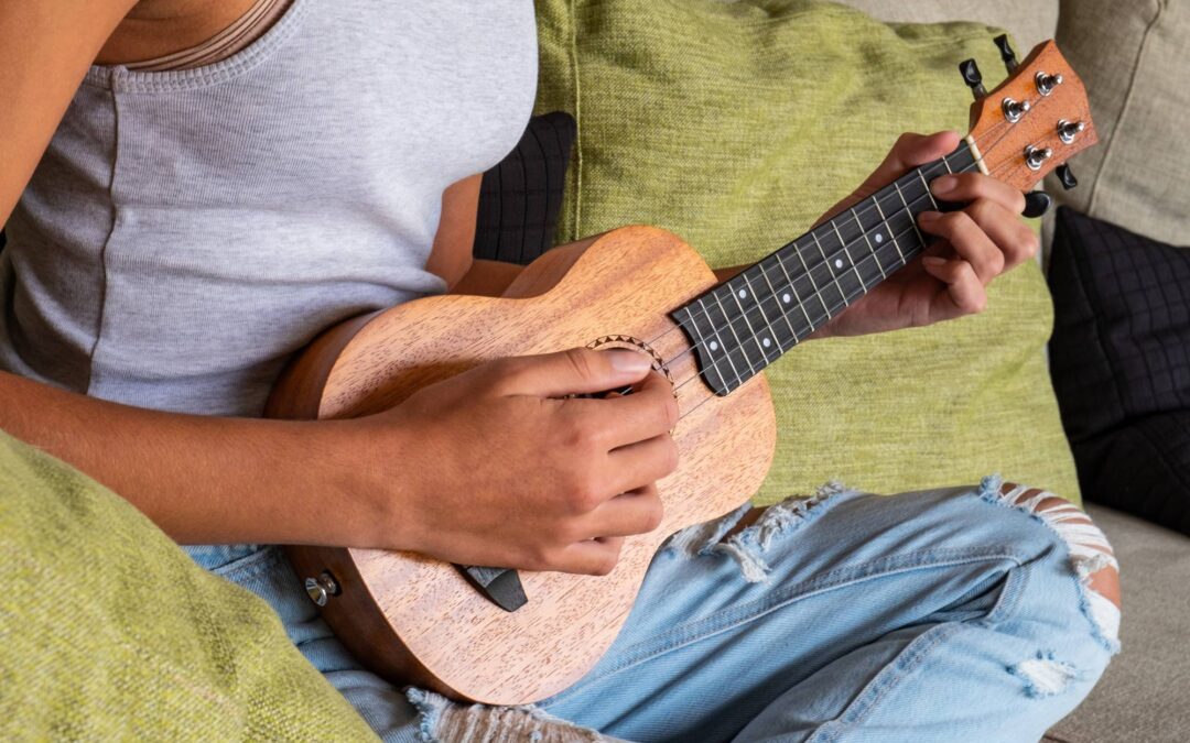 Jak grać na ukulele poradnik dla osób stawiających pierwsze kroki?